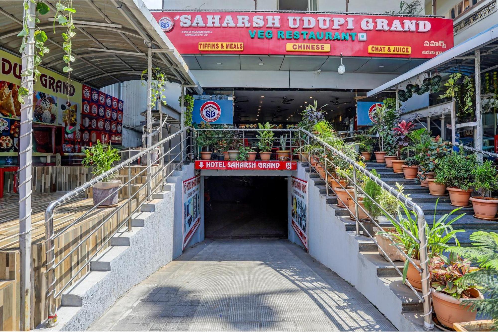 Capital O Saharsh Grand Near Shilparamam Hyderabad Eksteriør billede